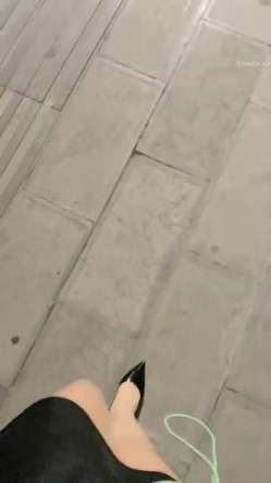 户外露出，真实刺激！~【你的户外小淫妇】，商场公园地摊，周边行人不少，又紧张又激动，水流了好多 截图10