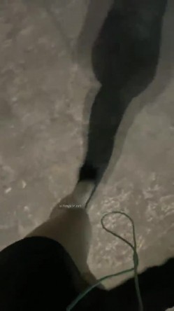 户外露出，真实刺激！~【你的户外小淫妇】，商场公园地摊，周边行人不少，又紧张又激动，水流了好多 截图12