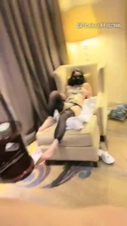 奶味小仙女空降赴约当地金主中年恋足男 星级酒店各种玩得不亦乐乎中 截图8