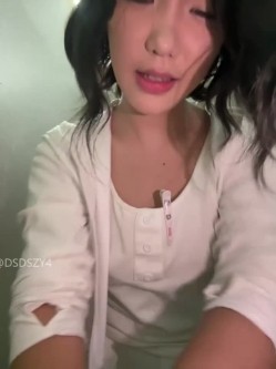 ️极品反差甜妹【lucy2027】表情非常可爱的学生妹趁着没人在教室和厕所自慰 截图6
