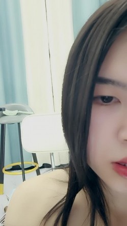 高冷气质美女小姐姐，小尺度性感诱惑，没穿内裤，一线天美穴骚跳蛋，翘起屁股掰开，低低呻吟娇喘 截图3