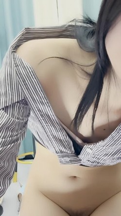 高冷气质美女小姐姐，小尺度性感诱惑，没穿内裤，一线天美穴骚跳蛋，翘起屁股掰开，低低呻吟娇喘 截图4