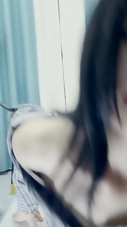 高冷气质美女小姐姐，小尺度性感诱惑，没穿内裤，一线天美穴骚跳蛋，翘起屁股掰开，低低呻吟娇喘 截图6