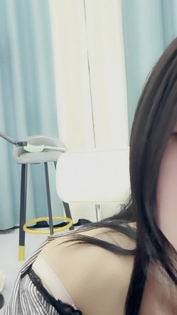高冷气质美女小姐姐，小尺度性感诱惑，没穿内裤，一线天美穴骚跳蛋，翘起屁股掰开，低低呻吟娇喘 截图8