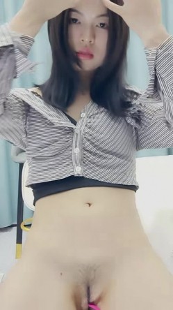 高冷气质美女小姐姐，小尺度性感诱惑，没穿内裤，一线天美穴骚跳蛋，翘起屁股掰开，低低呻吟娇喘 截图10