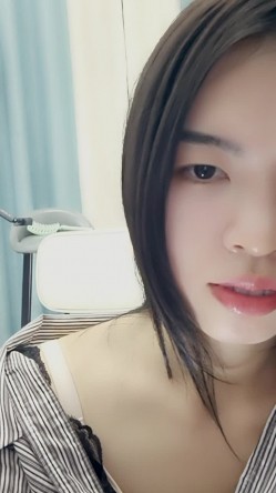 高冷气质美女小姐姐，小尺度性感诱惑，没穿内裤，一线天美穴骚跳蛋，翘起屁股掰开，低低呻吟娇喘 截图16