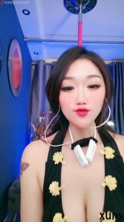 精品推荐【菲儿裸舞】 双女裸舞：G乳+贫乳，不同风格同屏舞蹈，跟随粗口DJ激情摇摆 截图1