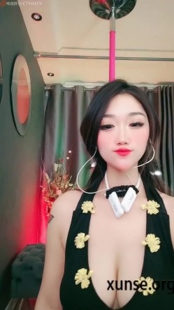 精品推荐【菲儿裸舞】 双女裸舞：G乳+贫乳，不同风格同屏舞蹈，跟随粗口DJ激情摇摆 截图2