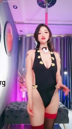 精品推荐【菲儿裸舞】 双女裸舞：G乳+贫乳，不同风格同屏舞蹈，跟随粗口DJ激情摇摆 截图7