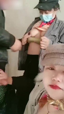 【工地也疯狂】嫂子带着弟妹一起在工地卖淫，我更丰满，我妹子比我年轻，你看你想操哪个 截图5