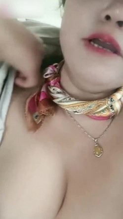 【工地也疯狂】嫂子带着弟妹一起在工地卖淫，我更丰满，我妹子比我年轻，你看你想操哪个 截图8