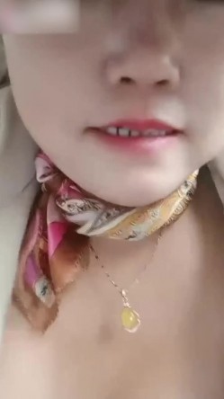 【工地也疯狂】嫂子带着弟妹一起在工地卖淫，我更丰满，我妹子比我年轻，你看你想操哪个 截图15