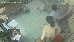 黑客破解医院妇科监控摄像头偷拍 男医生做B超阴超磨蹭温柔插入眼镜少妇不好意思看 截图1