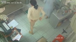 黑客破解医院妇科监控摄像头偷拍 男医生做B超阴超磨蹭温柔插入眼镜少妇不好意思看 截图2