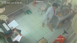 黑客破解医院妇科监控摄像头偷拍 男医生做B超阴超磨蹭温柔插入眼镜少妇不好意思看 截图4