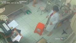黑客破解医院妇科监控摄像头偷拍 男医生做B超阴超磨蹭温柔插入眼镜少妇不好意思看 截图5