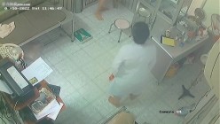 黑客破解医院妇科监控摄像头偷拍 男医生做B超阴超磨蹭温柔插入眼镜少妇不好意思看 截图6
