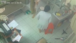 黑客破解医院妇科监控摄像头偷拍 男医生做B超阴超磨蹭温柔插入眼镜少妇不好意思看 截图7