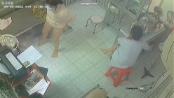 黑客破解医院妇科监控摄像头偷拍 男医生做B超阴超磨蹭温柔插入眼镜少妇不好意思看 截图10
