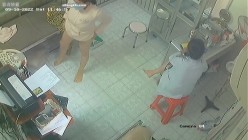 黑客破解医院妇科监控摄像头偷拍 男医生做B超阴超磨蹭温柔插入眼镜少妇不好意思看 截图11