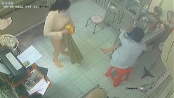 黑客破解医院妇科监控摄像头偷拍 男医生做B超阴超磨蹭温柔插入眼镜少妇不好意思看 截图13