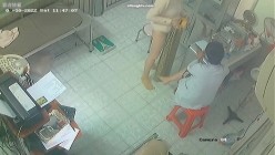 黑客破解医院妇科监控摄像头偷拍 男医生做B超阴超磨蹭温柔插入眼镜少妇不好意思看 截图16