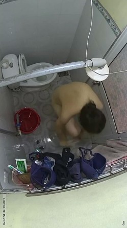 翻墻爬窗摆拍多位小姐姐洗澡换衣服 截图1