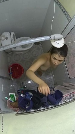 翻墻爬窗摆拍多位小姐姐洗澡换衣服 截图2