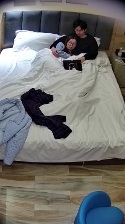 酒店偷拍 ️呆萌眼镜软妹子钟点房被男友扒掉裤子操两场后续高清版 截图4