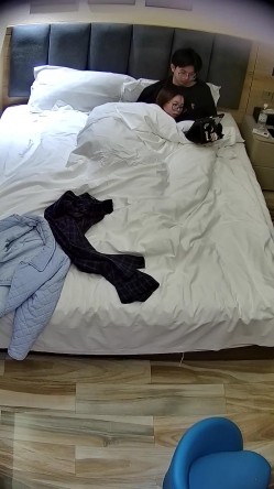 酒店偷拍 ️呆萌眼镜软妹子钟点房被男友扒掉裤子操两场后续高清版 截图5