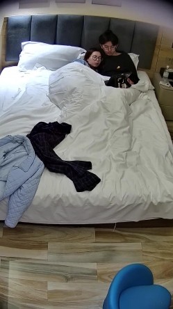 酒店偷拍 ️呆萌眼镜软妹子钟点房被男友扒掉裤子操两场后续高清版 截图6