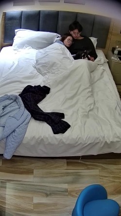 酒店偷拍 ️呆萌眼镜软妹子钟点房被男友扒掉裤子操两场后续高清版 截图7