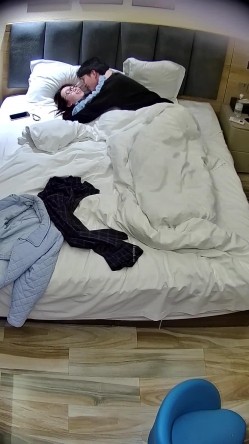 酒店偷拍 ️呆萌眼镜软妹子钟点房被男友扒掉裤子操两场后续高清版 截图9