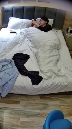 酒店偷拍 ️呆萌眼镜软妹子钟点房被男友扒掉裤子操两场后续高清版 截图11