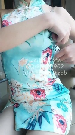 最新极品爆乳完具少女VIP定制版蓝花旗袍 白丝开档假JJ速插浪穴 爱液激情潮喷 玩的小穴爽死了 高清720P原版 截图3
