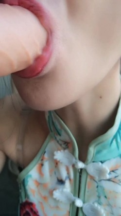 最新极品爆乳完具少女VIP定制版蓝花旗袍 白丝开档假JJ速插浪穴 爱液激情潮喷 玩的小穴爽死了 高清720P原版 截图7