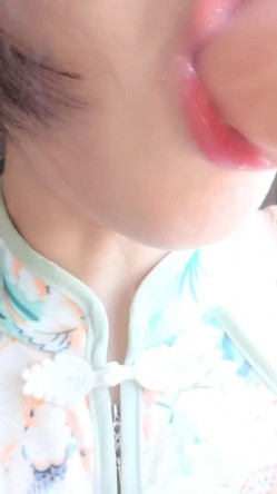 最新极品爆乳完具少女VIP定制版蓝花旗袍 白丝开档假JJ速插浪穴 爱液激情潮喷 玩的小穴爽死了 高清720P原版 截图8