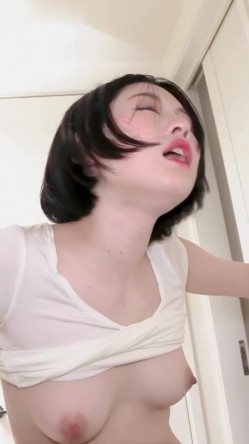 高颜值少妇~先舔再操~无套后入爆艹干到她两腿发软~表情炸裂，迷人勾魂~叫射可射~~~太爽啦！ 截图8