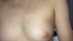 在表妹的手机里发现的 平时一本正经的乖乖女没想到还是一个小骚货 截图1