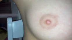 在表妹的手机里发现的 平时一本正经的乖乖女没想到还是一个小骚货 截图7
