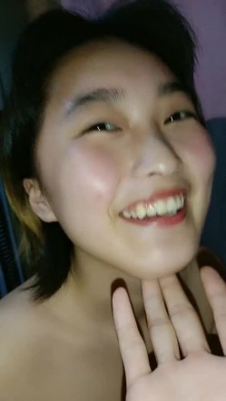 技校19小妹和风骚老阿姨跟两个大哥玩4P，全程露脸丝袜情趣被两大哥捆起来一起草嘴，各种蹂躏玩逼吃奶抽插 截图6