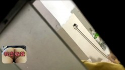 爬到窗户高处偷拍洗澡的学生妹！小咪咪不大不小适中，粉B微毛 截图7