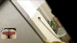爬到窗户高处偷拍洗澡的学生妹！小咪咪不大不小适中，粉B微毛 截图8