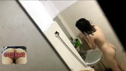 爬到窗户高处偷拍洗澡的学生妹！小咪咪不大不小适中，粉B微毛 截图10