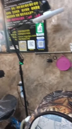 《贵在真实反差淫妻》顶级绿帽刷锅狠人，私密交流群东北夫妻淫乱群交内容曝光，商场户外超市露出3P野 截图1