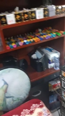 《贵在真实反差淫妻》顶级绿帽刷锅狠人，私密交流群东北夫妻淫乱群交内容曝光，商场户外超市露出3P野 截图2
