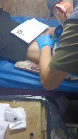 《贵在真实反差淫妻》顶级绿帽刷锅狠人，私密交流群东北夫妻淫乱群交内容曝光，商场户外超市露出3P野 截图5