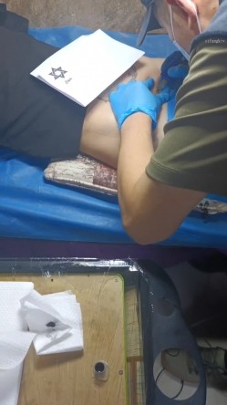 《贵在真实反差淫妻》顶级绿帽刷锅狠人，私密交流群东北夫妻淫乱群交内容曝光，商场户外超市露出3P野 截图6