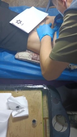 《贵在真实反差淫妻》顶级绿帽刷锅狠人，私密交流群东北夫妻淫乱群交内容曝光，商场户外超市露出3P野 截图7