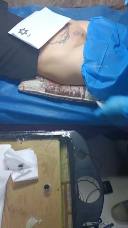 《贵在真实反差淫妻》顶级绿帽刷锅狠人，私密交流群东北夫妻淫乱群交内容曝光，商场户外超市露出3P野 截图8